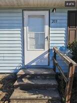 203 Rainbow Row Dr in Westminster, SC - Building Photo