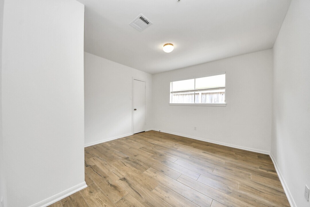 8006 Oakington Dr in Houston, TX - Building Photo