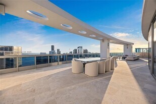 200 Biscayne Blvd Way in Miami, FL - Building Photo