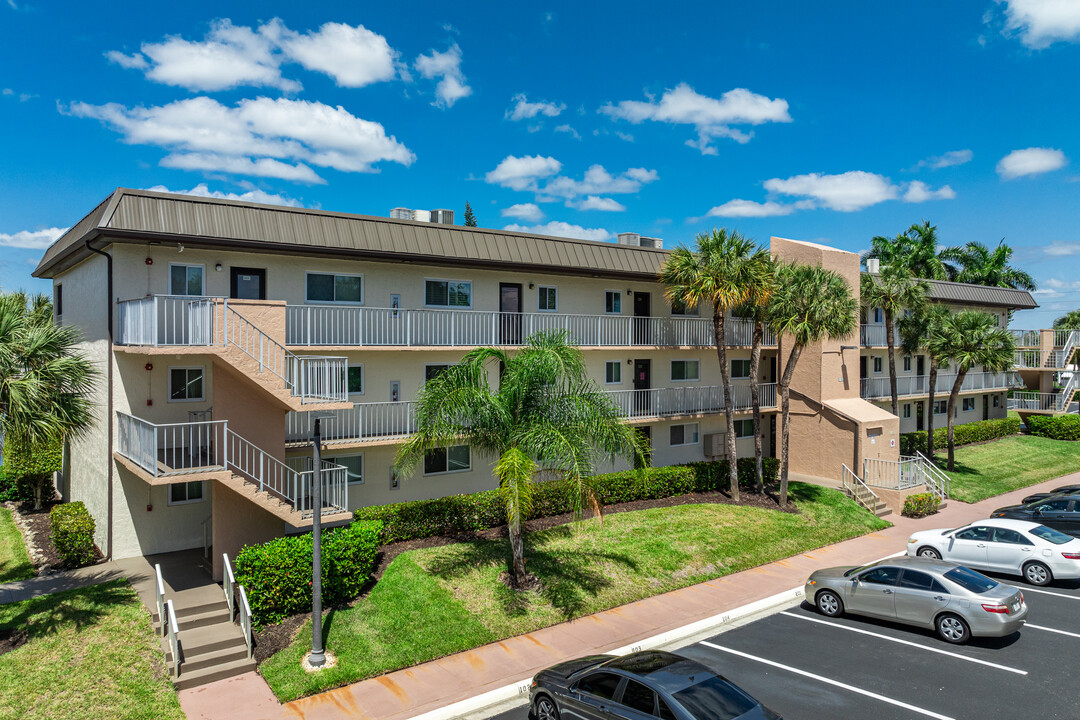 Gulf Winds East in Naples, FL - Building Photo