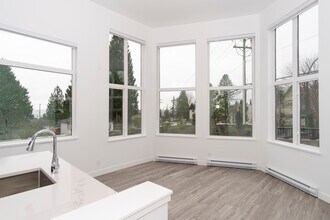 951 Charland Ave in Coquitlam, BC - Building Photo - Building Photo