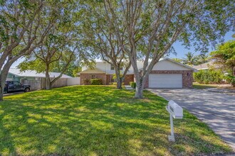 8888 SE Colony St in Hobe Sound, FL - Building Photo - Building Photo