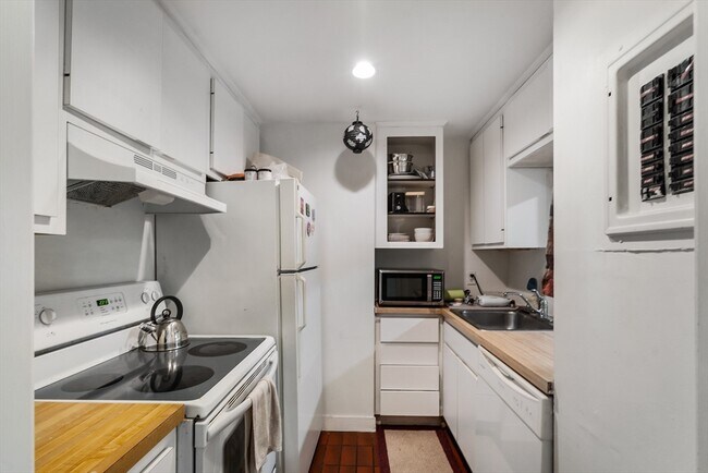 28 Edgerly Rd, Unit 1