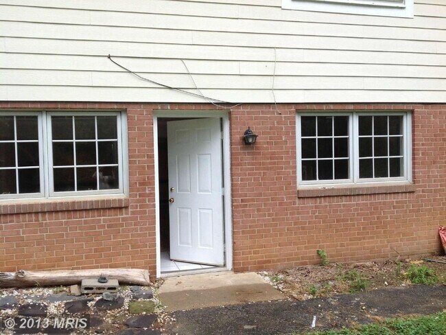 731 Miller Ave in Great Falls, VA - Building Photo - Building Photo