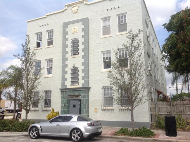 523 24th St-Unit -4 in West Palm Beach, FL - Foto de edificio - Building Photo