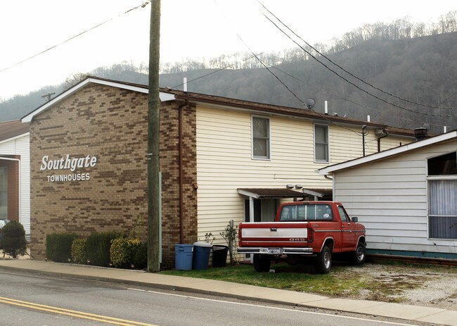 S Main St in Chapmanville, WV - Foto de edificio - Building Photo