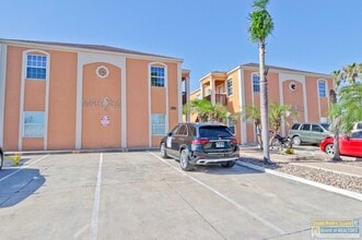 102 E Capricorn Dr in South Padre Island, TX - Building Photo - Building Photo