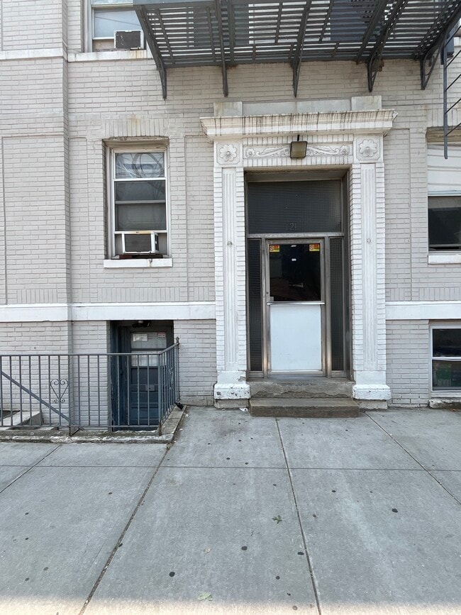 121 Manhattan Ave, Unit 3 in Jersey City, NJ - Building Photo - Building Photo