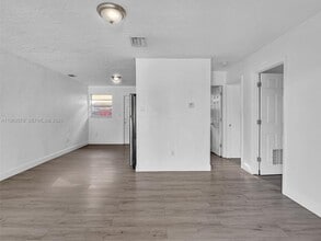 2512 NW 9th Pl in Fort Lauderdale, FL - Building Photo - Building Photo