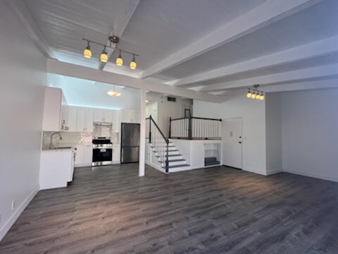 7924 Woodman Ave in Los Angeles, CA - Building Photo - Building Photo