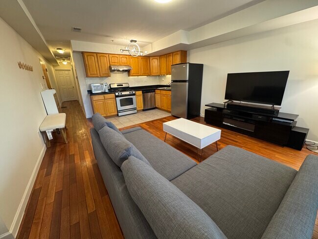 1118 Buttonwood St, Unit B in Philadelphia, PA - Building Photo - Building Photo