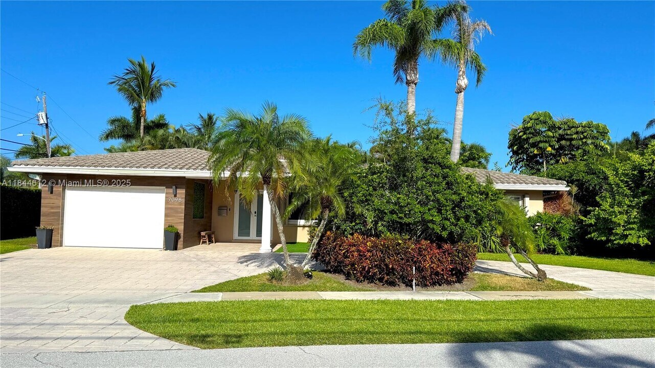 7098 NE 7th Ave in Boca Raton, FL - Building Photo
