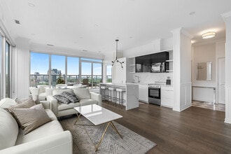 6 Parkwood Ave in Toronto, ON - Building Photo - Building Photo