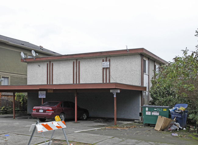 3000 E Spruce St in Seattle, WA - Building Photo - Building Photo