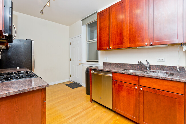 4702 N Winchester Ave, Unit 2
