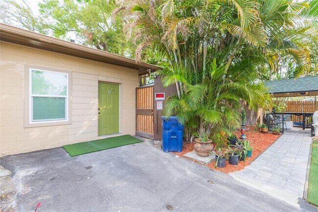 4906 Riverhills Dr in Tampa, FL - Building Photo - Building Photo