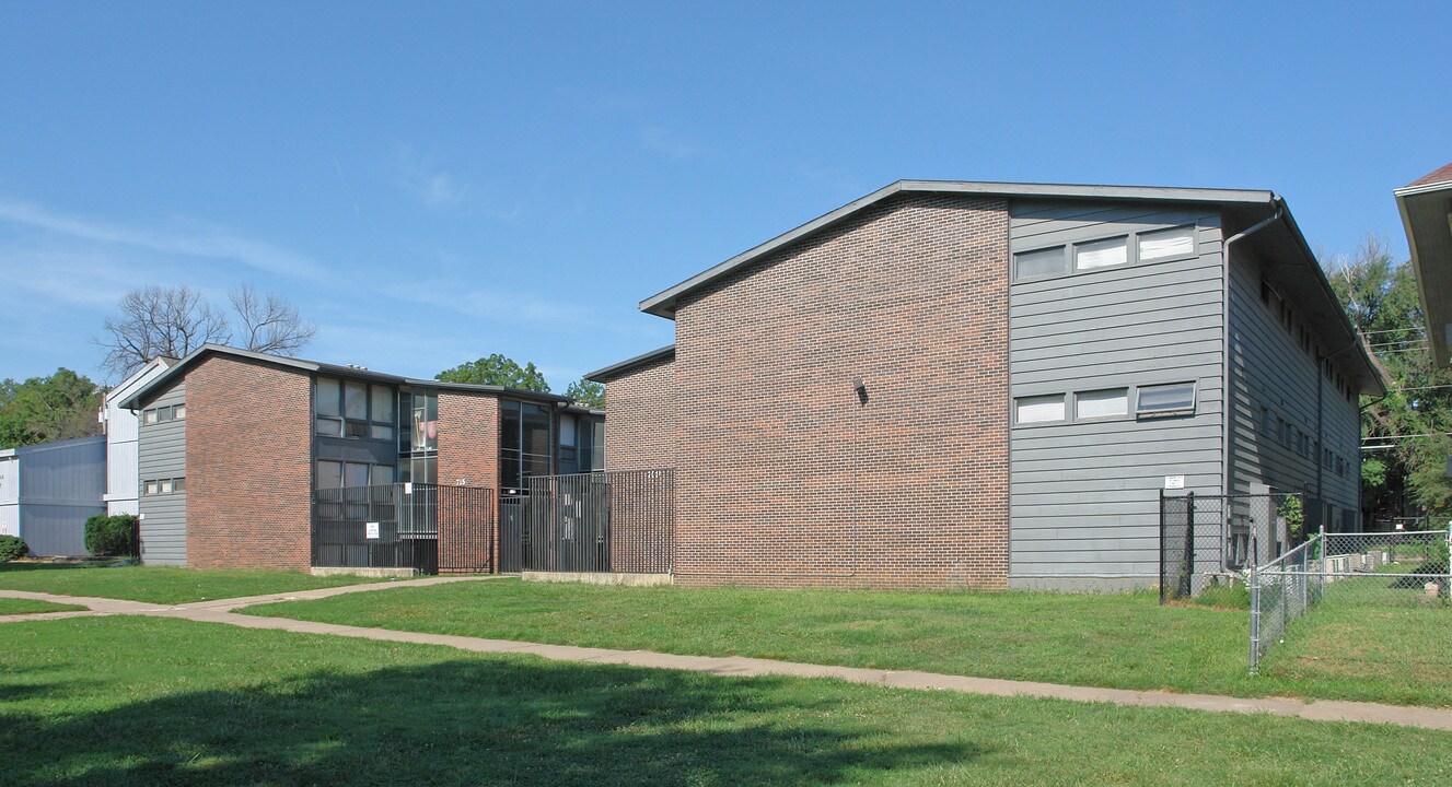 Coronado Apartments in Topeka, KS - Building Photo