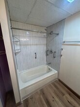 222 E Lawrence Ave in Springfield, IL - Foto de edificio - Building Photo