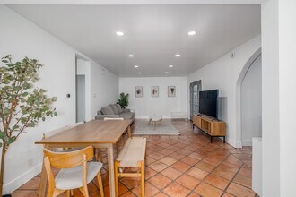 9501 Clybourn Ave in Sun Valley, CA - Building Photo - Interior Photo