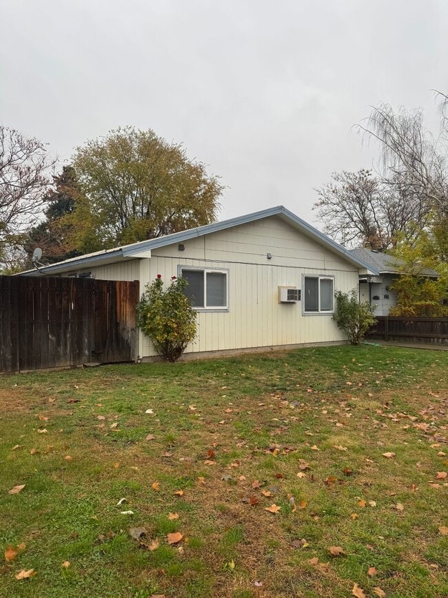 property at 903 S 12th Ave