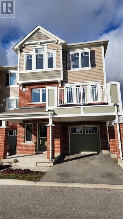 143 Ridge Rd in Cambridge, ON - Building Photo