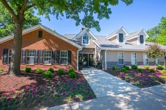 Hunter's Chase Apartments in Westlake, OH - Foto de edificio - Building Photo