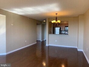 10101 Grosvenor Pl in Rockville, MD - Foto de edificio - Building Photo