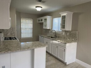 5909 Avery Island Ave in Austin, TX - Foto de edificio - Building Photo