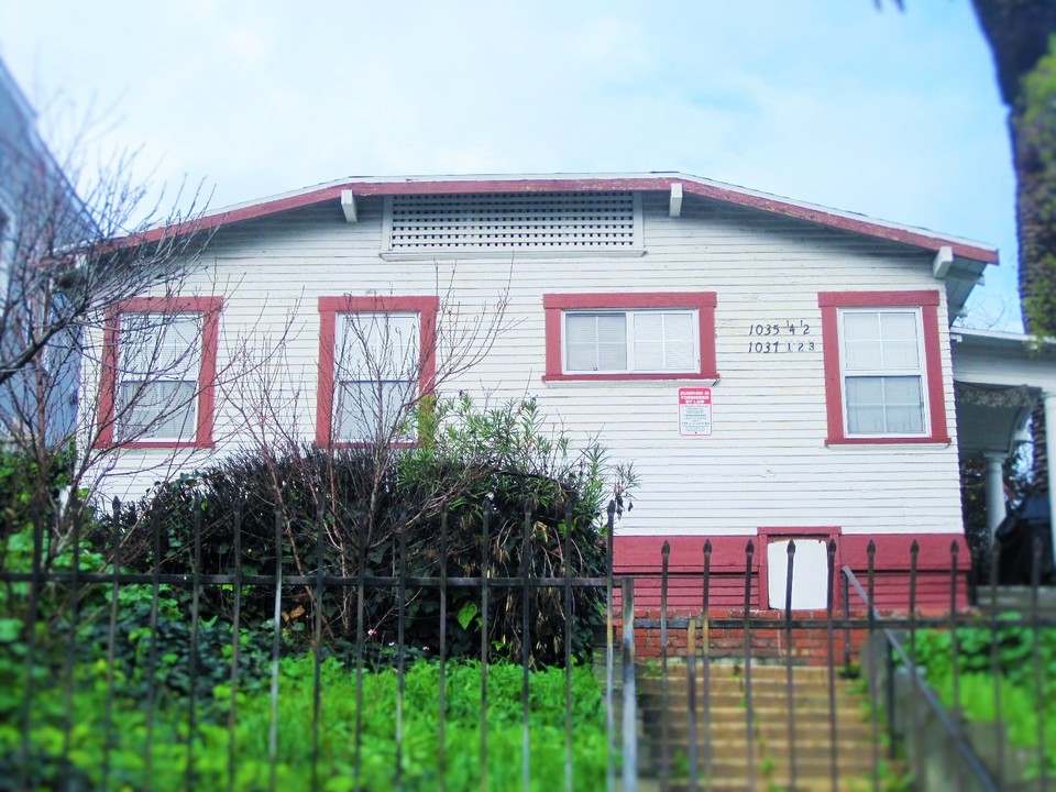 1035 N Bonnie Brae St in Los Angeles, CA - Foto de edificio