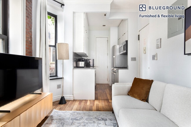 52 Barrow St, Unit FL1-ID2123 in New York, NY - Building Photo - Building Photo