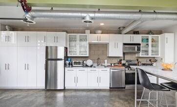 2448 Riverside Dr in Los Angeles, CA - Foto de edificio - Building Photo