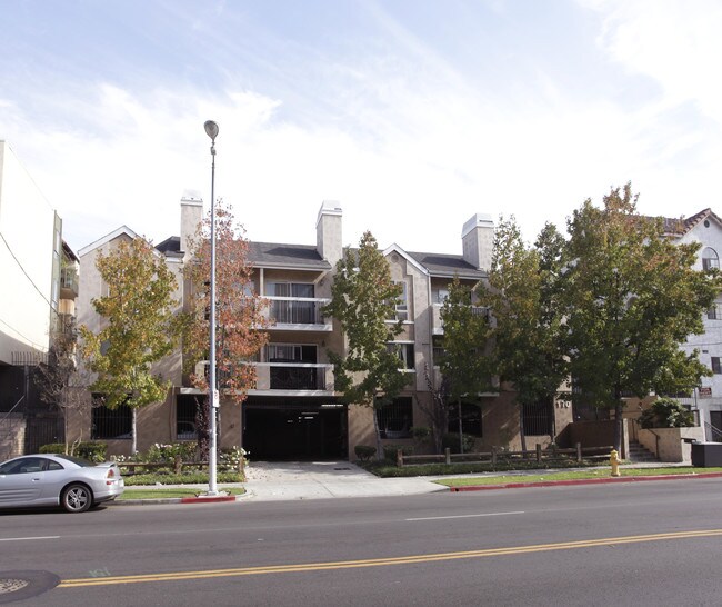 BEAUTIFUL REMODELED 1 AND 2 BEDROOM UNITS ... in Los Angeles, CA - Building Photo - Building Photo