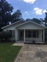 111 J R Milton Rd in Crawfordville, FL - Building Photo