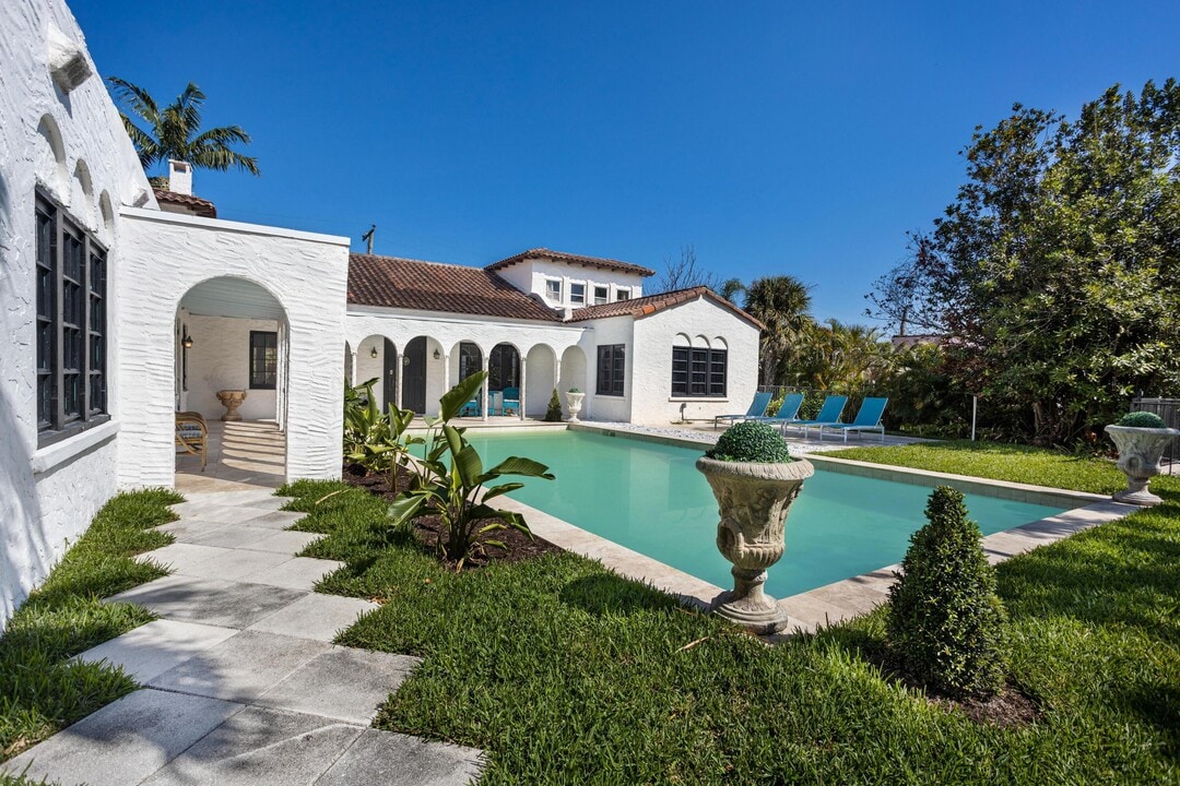 333 Murray Rd in West Palm Beach, FL - Building Photo