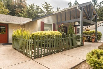 14155 S Beavercreek Rd in Oregon City, OR - Foto de edificio - Building Photo