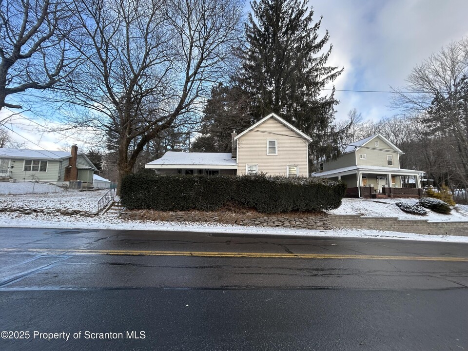 233 Brooklyn St in Carbondale, PA - Building Photo