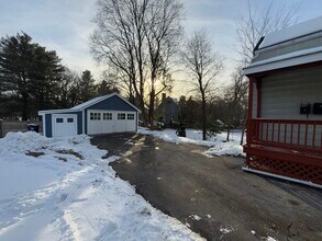 712 East St in Walpole, MA - Foto de edificio - Building Photo