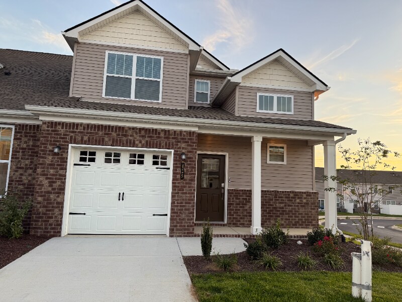 425 Alcott Wy in Spring Hill, TN - Foto de edificio