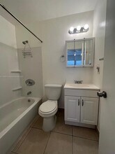 1670 Harding St in Hollywood, FL - Foto de edificio - Building Photo