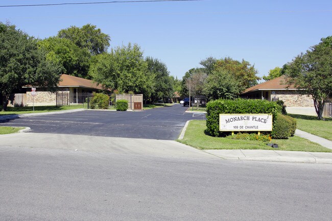 Monarch Place Apartments in San Antonio, TX - Foto de edificio - Building Photo
