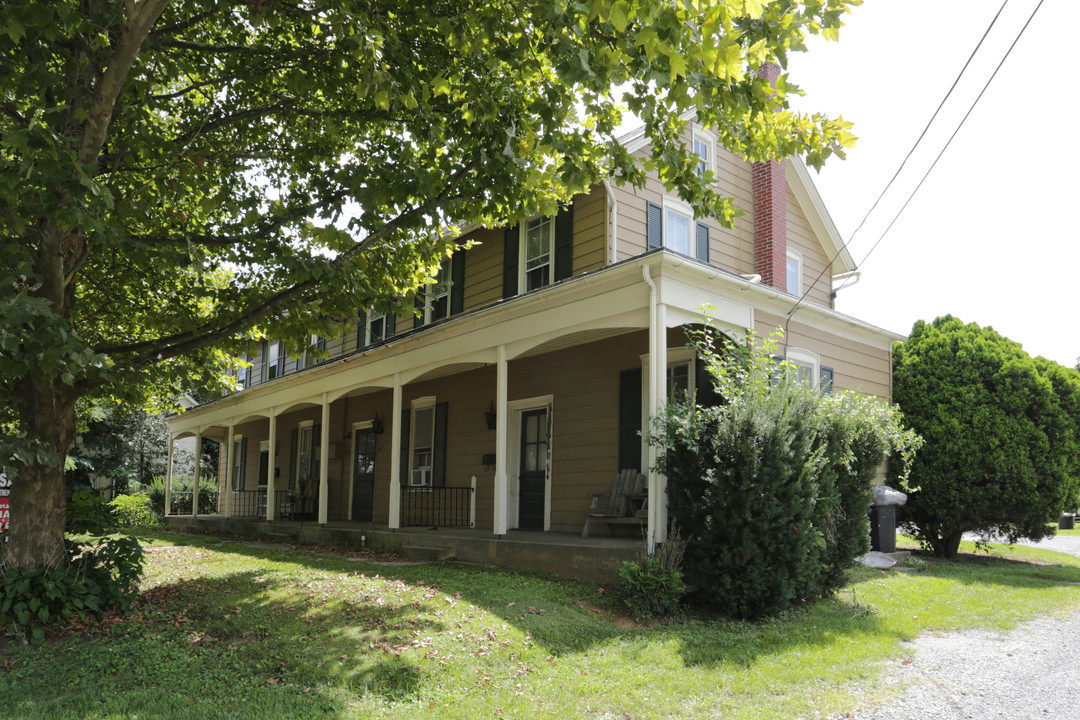 154-158 W Main St in Leola, PA - Building Photo