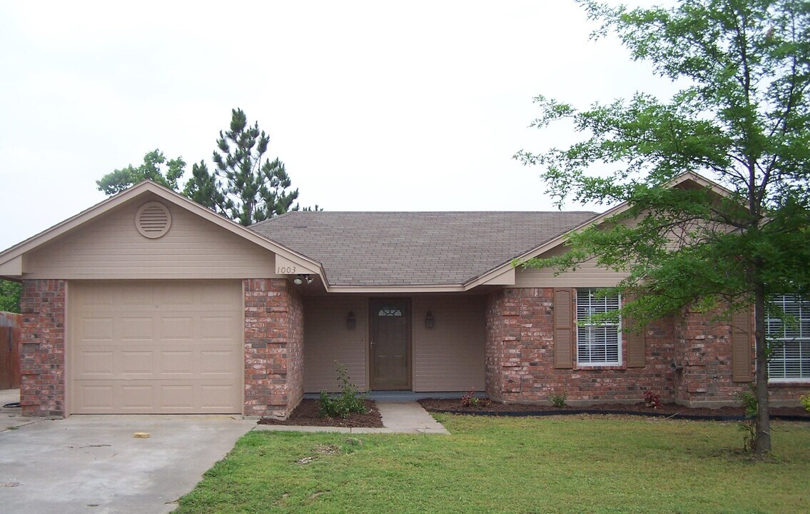 1003 Enlow Cir in Commerce, TX - Building Photo