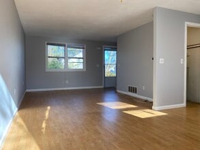 325 Washington St, Unit B in West Warwick, RI - Building Photo - Building Photo
