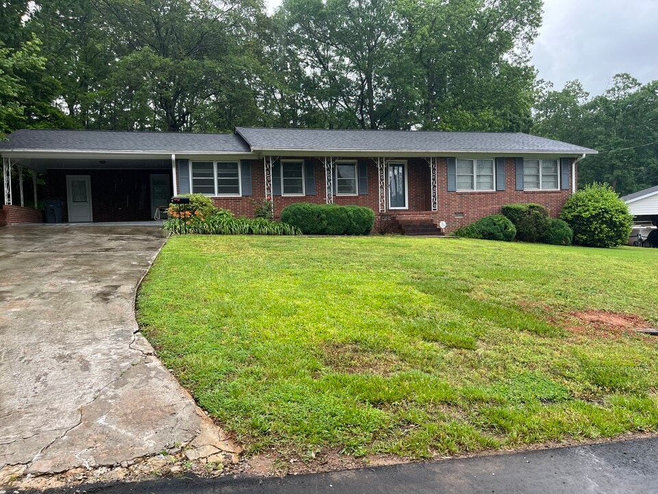 6 Kingsbury Rd in Greenville, SC - Foto de edificio