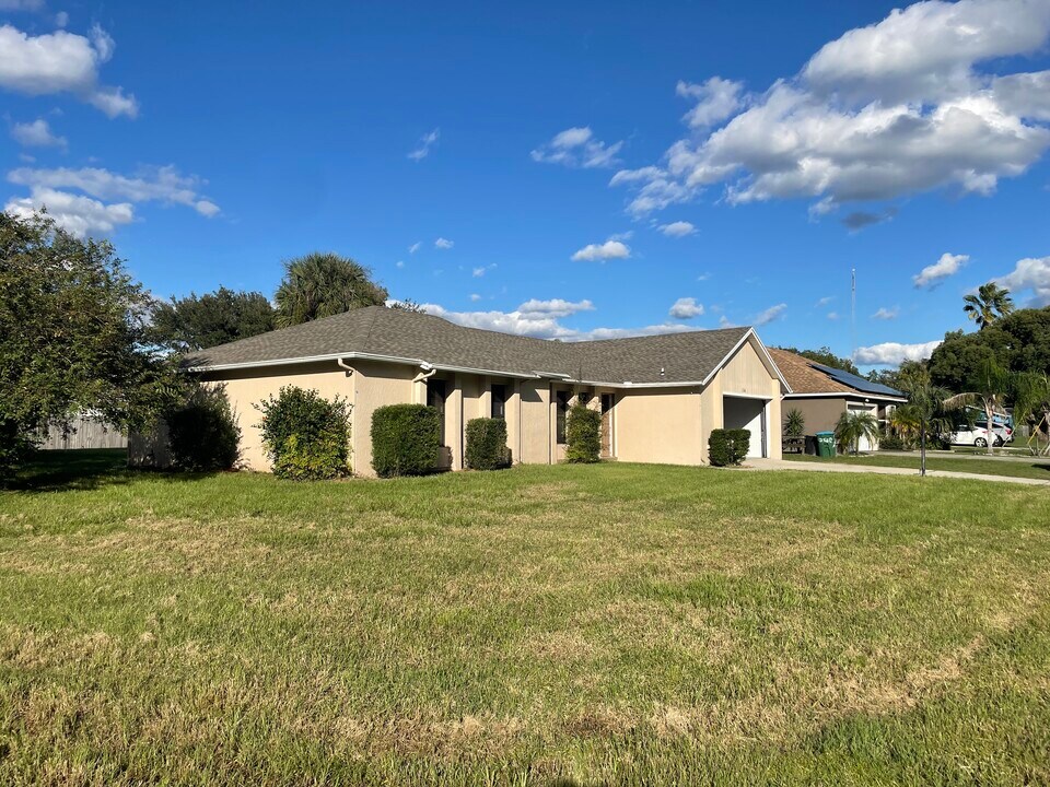 2550 India Blvd in Deltona, FL - Building Photo