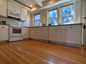 102 Erie Ave, Unit NA in Newton, MA - Building Photo - Building Photo