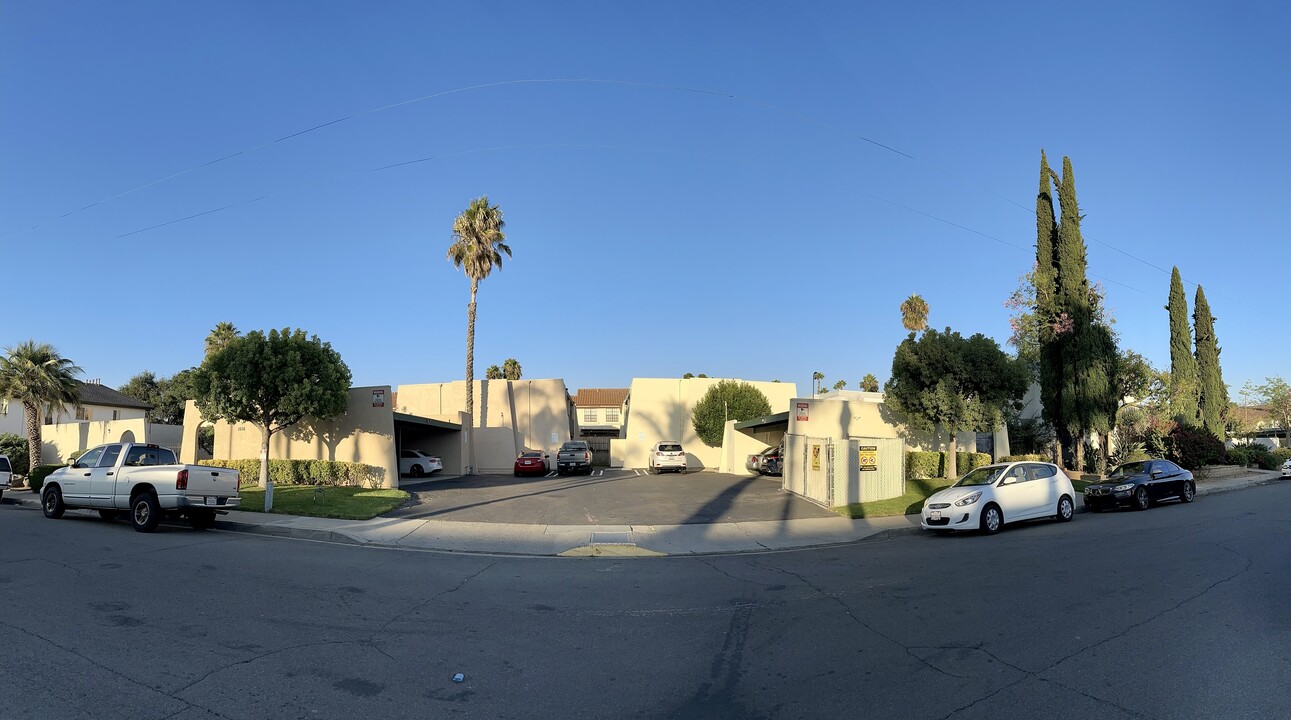 1542 S Maple St in Escondido, CA - Foto de edificio