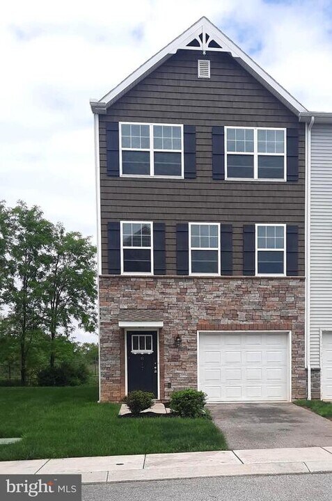 817 Admiral's Quay Dr in Mechanicsburg, PA - Building Photo