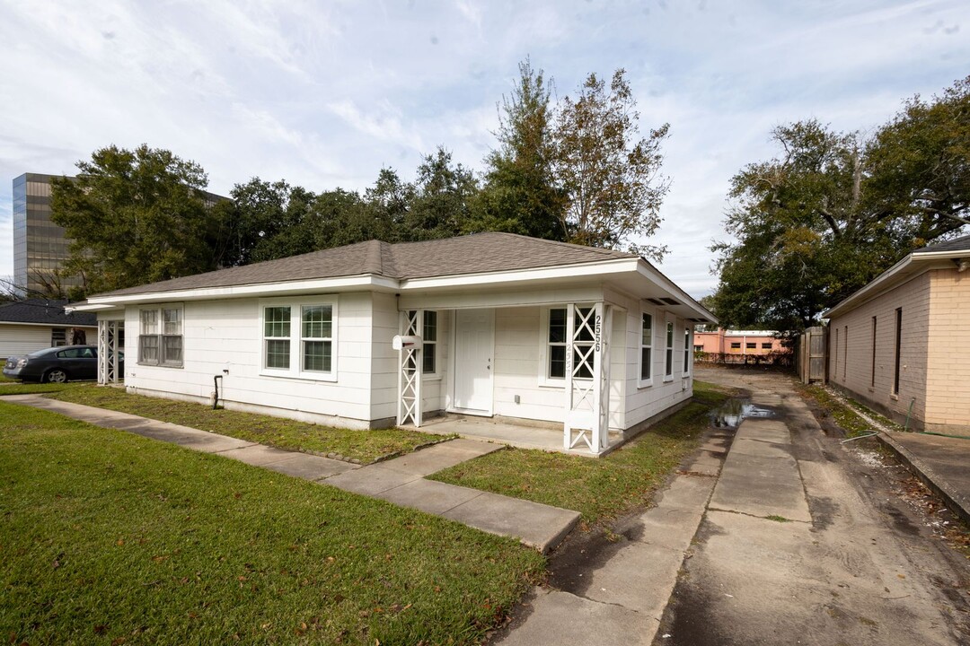 2556-2558 Broadway in Beaumont, TX - Building Photo