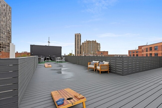 2316 N Clark St, Unit 410 in Chicago, IL - Building Photo - Building Photo